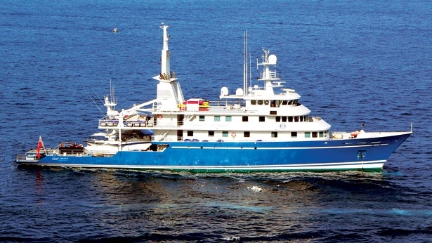 golden-shadow-yacht-register.jpg